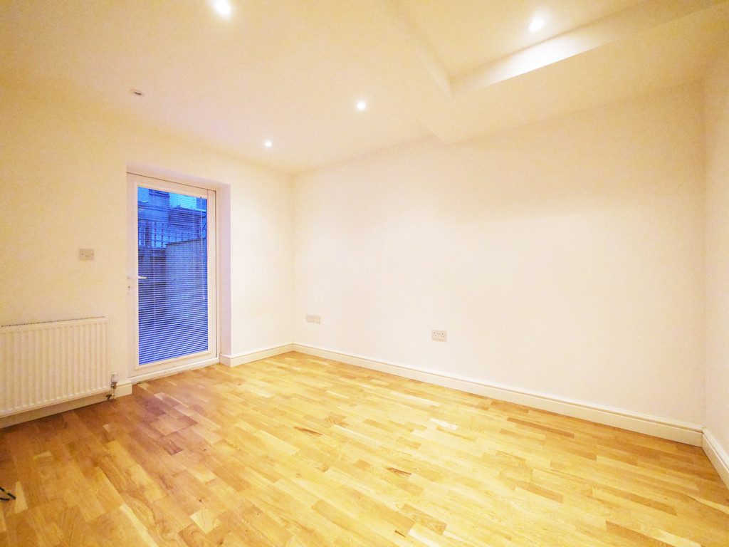 1 bed ground floor flat to rent in Granville Road, Uxbridge  - Property Image 5