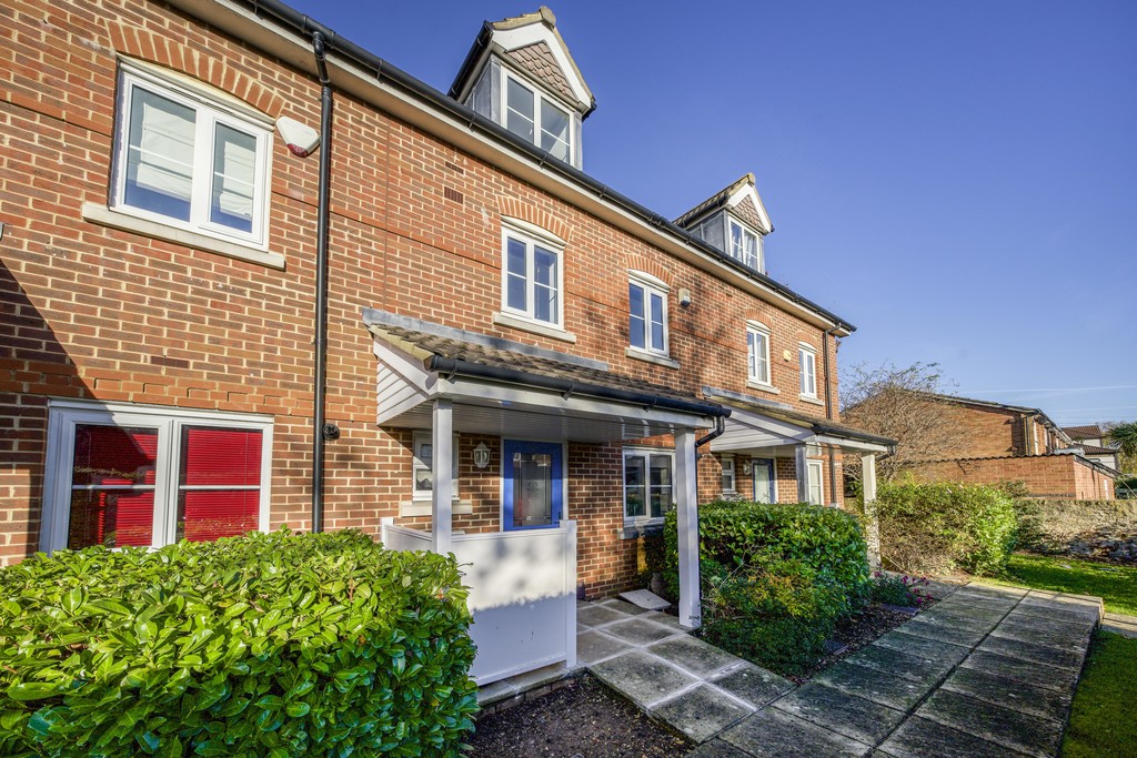 3 bed terraced house to rent in The Greenway, Uxbridge, UB8