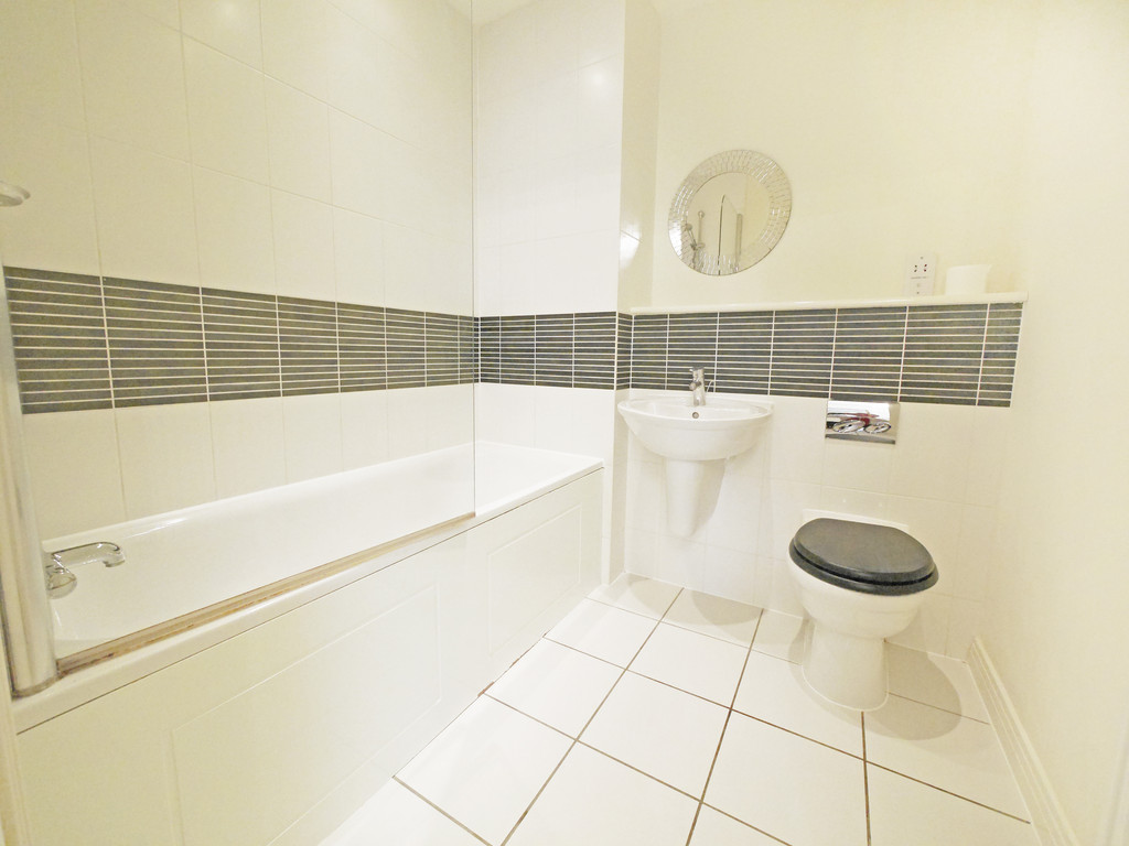 2 bed apartment for sale in Uxbridge Road, Hayes  - Property Image 3