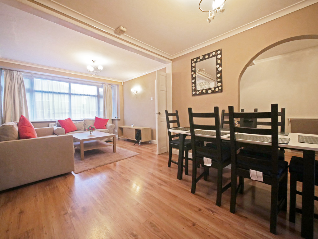 3 bed end of terrace house to rent in Midhurst Gardens, Uxbridge  - Property Image 3