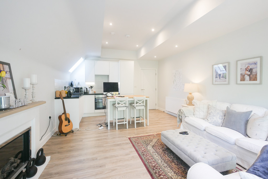 2 bed apartment to rent in Long Lane, Uxbridge  - Property Image 2