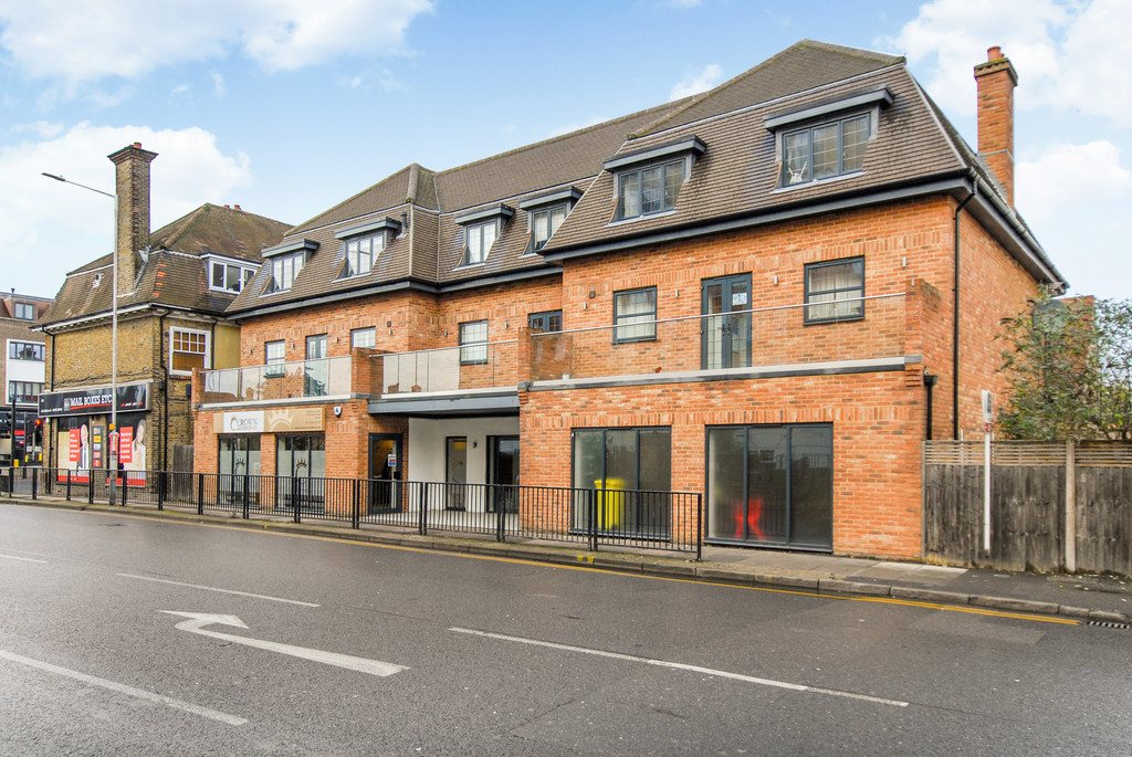 2 bed apartment for sale in Pembroke Lodge, Ruislip - Property Image 1