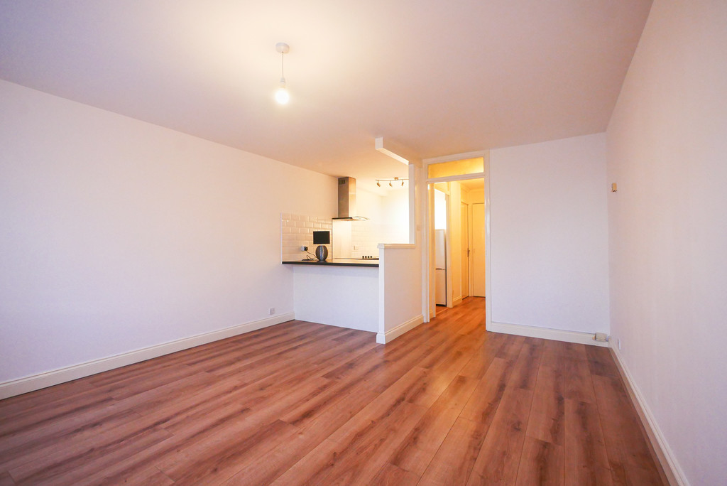 1 bed studio flat to rent in Whitehall Road, Uxbridge  - Property Image 2