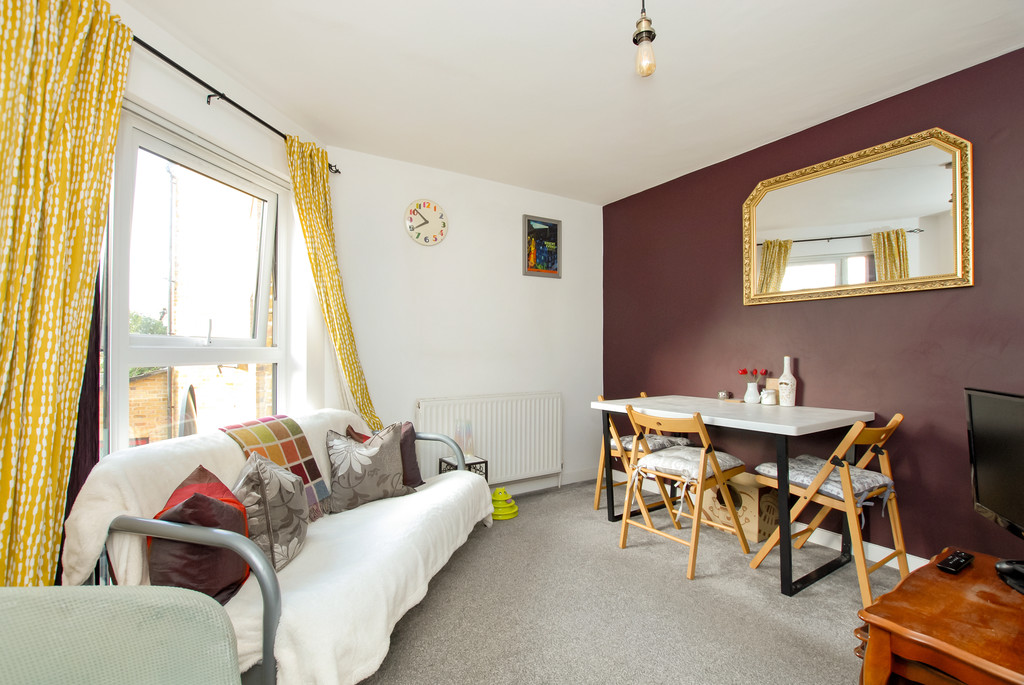 2 bed apartment to rent in Cross Road, Uxbridge  - Property Image 2