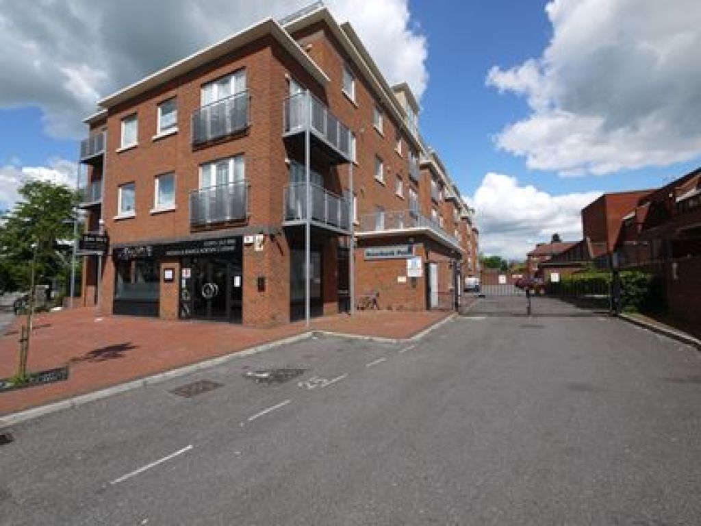 3 bed apartment for sale in High Street, Uxbridge - Property Image 1