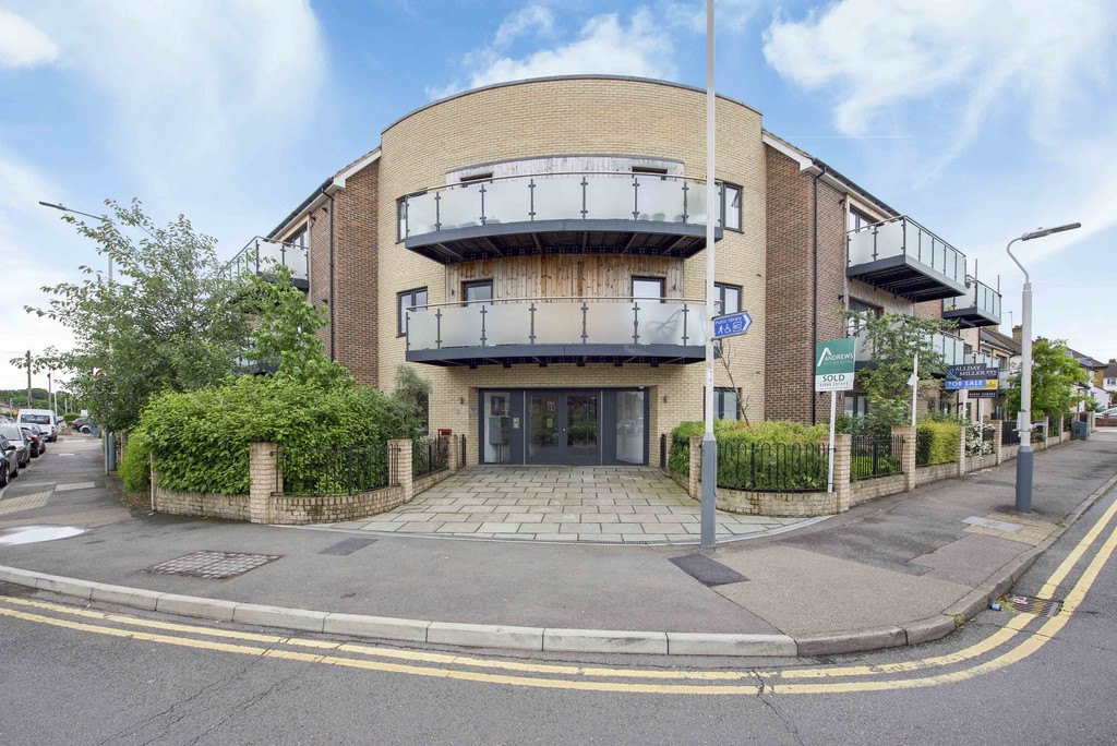 1 bed flat for sale in Sutton Court Road, Uxbridge - Property Image 1