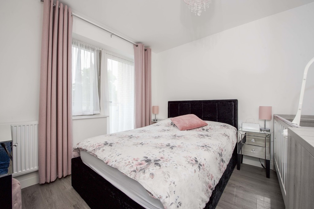 1 bed flat for sale in Sutton Court Road, Uxbridge  - Property Image 3