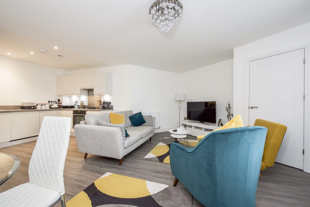 1 bed flat for sale in Sutton Court Road, Uxbridge  - Property Image 2