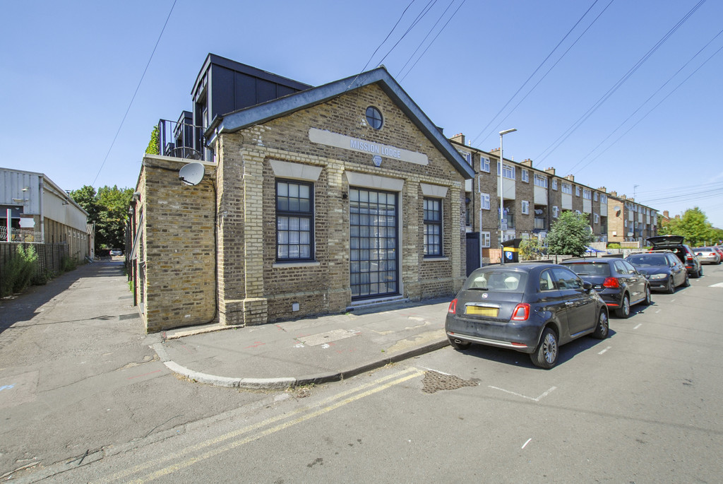 1 bed terraced house for sale in Waterloo Road, Uxbridge  - Property Image 1