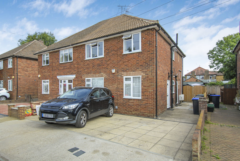 2 bed apartment for sale in Orchard Close, Uxbridge - Property Image 1