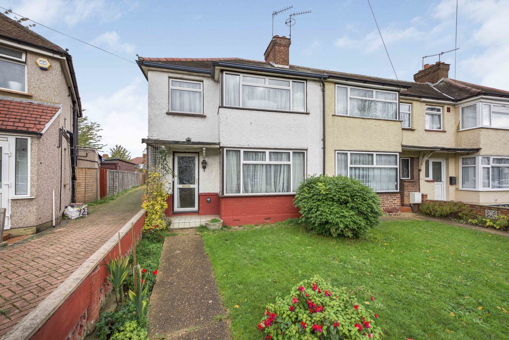 3 bed end of terrace house for sale in Waltham Avenue, Hayes - Property Image 1