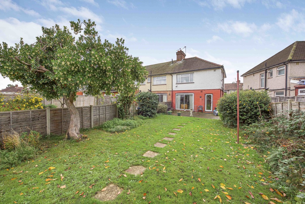 3 bed end of terrace house for sale in Waltham Avenue, Hayes  - Property Image 3