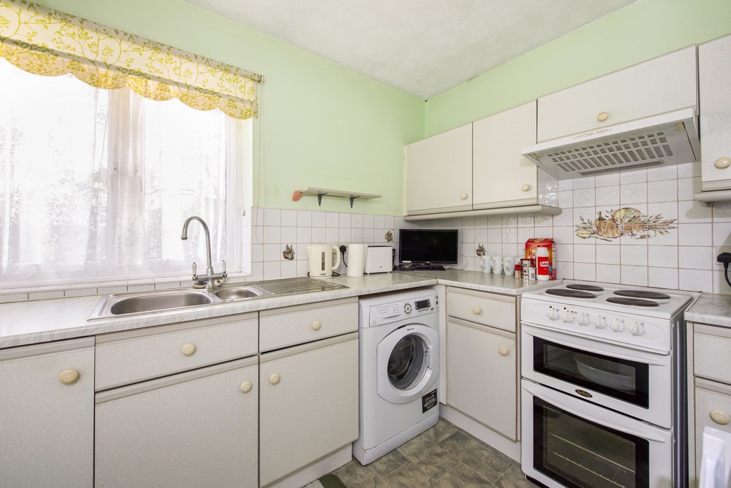 2 bed apartment for sale in Leaside Court, Hillingdon  - Property Image 3