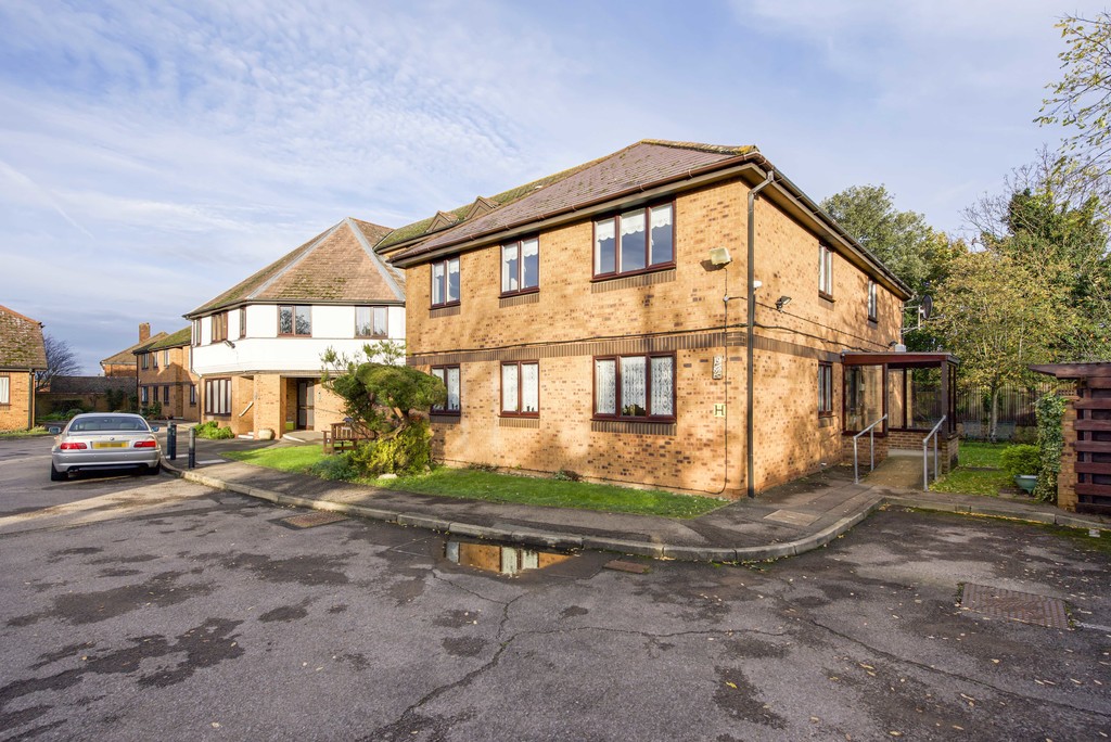 2 bed apartment for sale in Leaside Court, Hillingdon  - Property Image 1