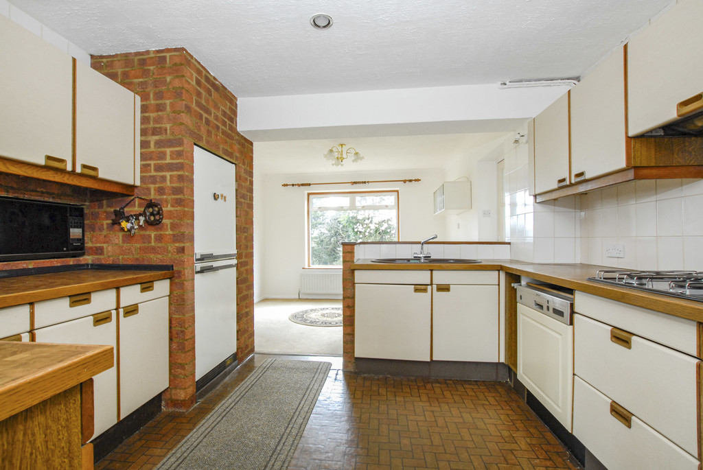 4 bed detached house to rent in Beacon Close, Uxbridge  - Property Image 4
