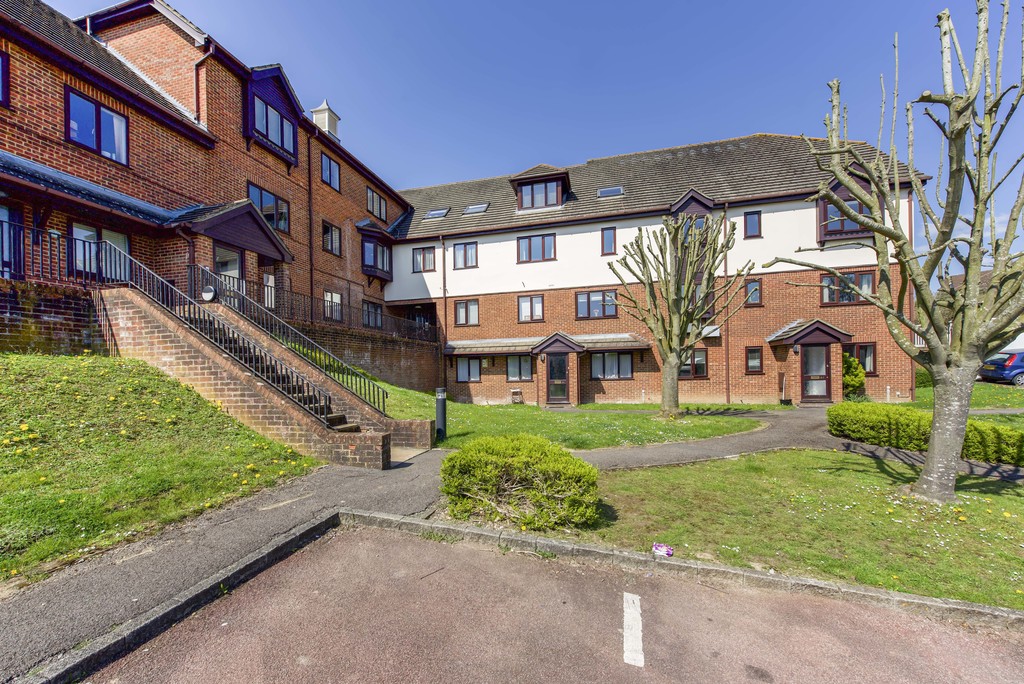 2 bed apartment to rent in Totteridge Avenue, High Wycombe - Property Image 1
