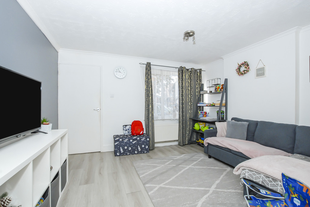 1 bed apartment for sale in Wolstan Close, Uxbridge  - Property Image 2
