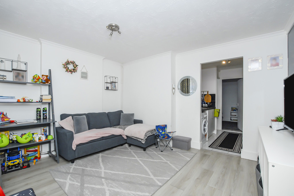 1 bed apartment for sale in Wolstan Close, Uxbridge  - Property Image 5