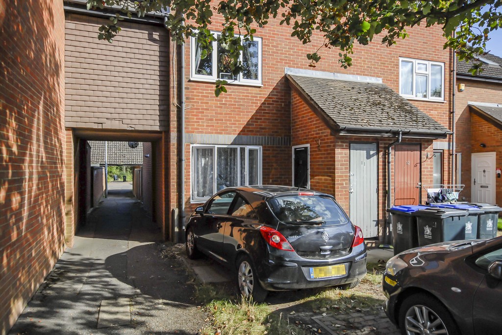 1 bed apartment for sale in Wolstan Close, Uxbridge - Property Image 1