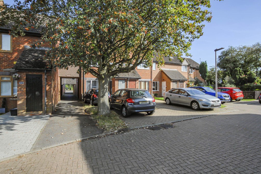 1 bed apartment for sale in Wolstan Close, Uxbridge  - Property Image 3