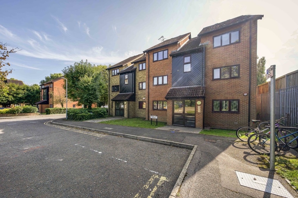 1 bed apartment for sale in Turnpike Lane, Uxbridge - Property Image 1