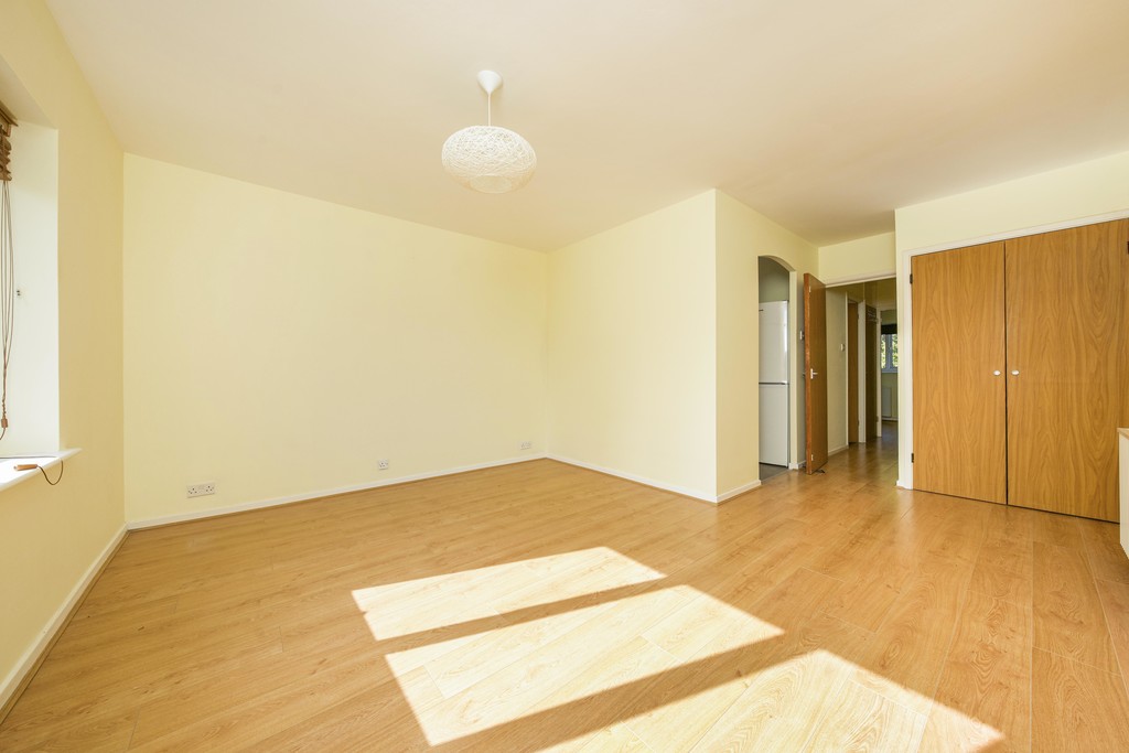 1 bed apartment for sale in Turnpike Lane, Uxbridge  - Property Image 4