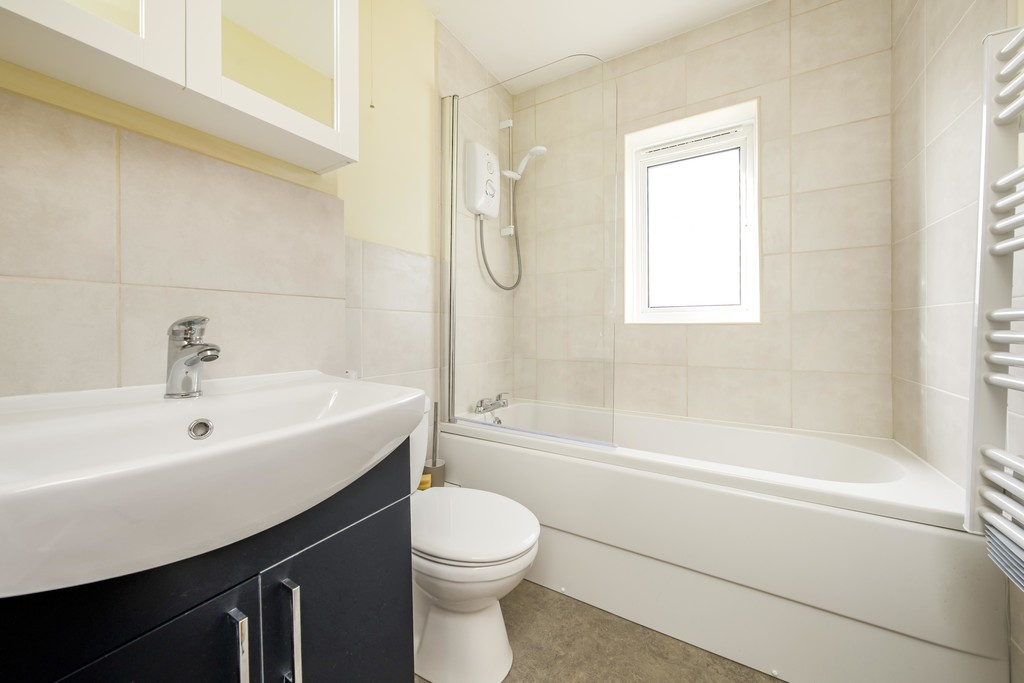 1 bed apartment for sale in Turnpike Lane, Uxbridge  - Property Image 3