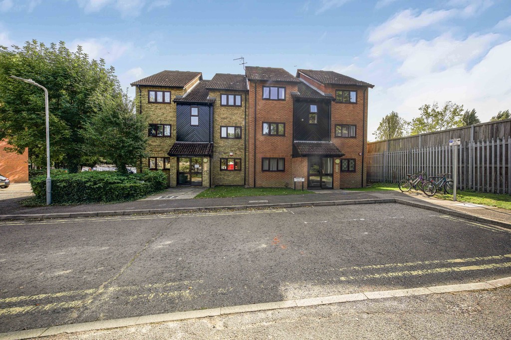 1 bed apartment for sale in Turnpike Lane, Uxbridge  - Property Image 9