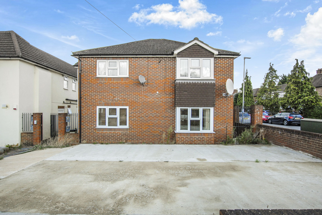 2 bed apartment to rent in Pinner Road, Northwood  - Property Image 1