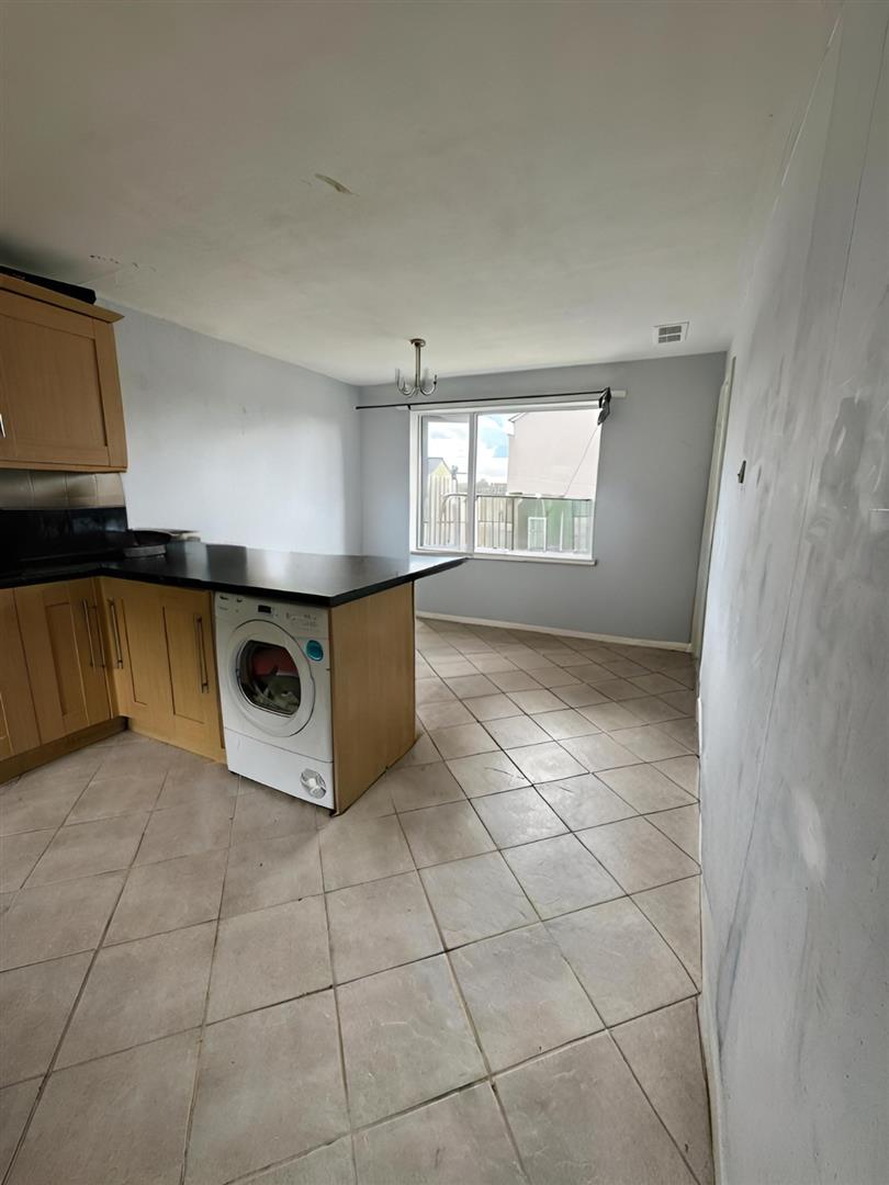 3 bed end of terrace house for sale in Aylesbury Walk, Burnley  - Property Image 5