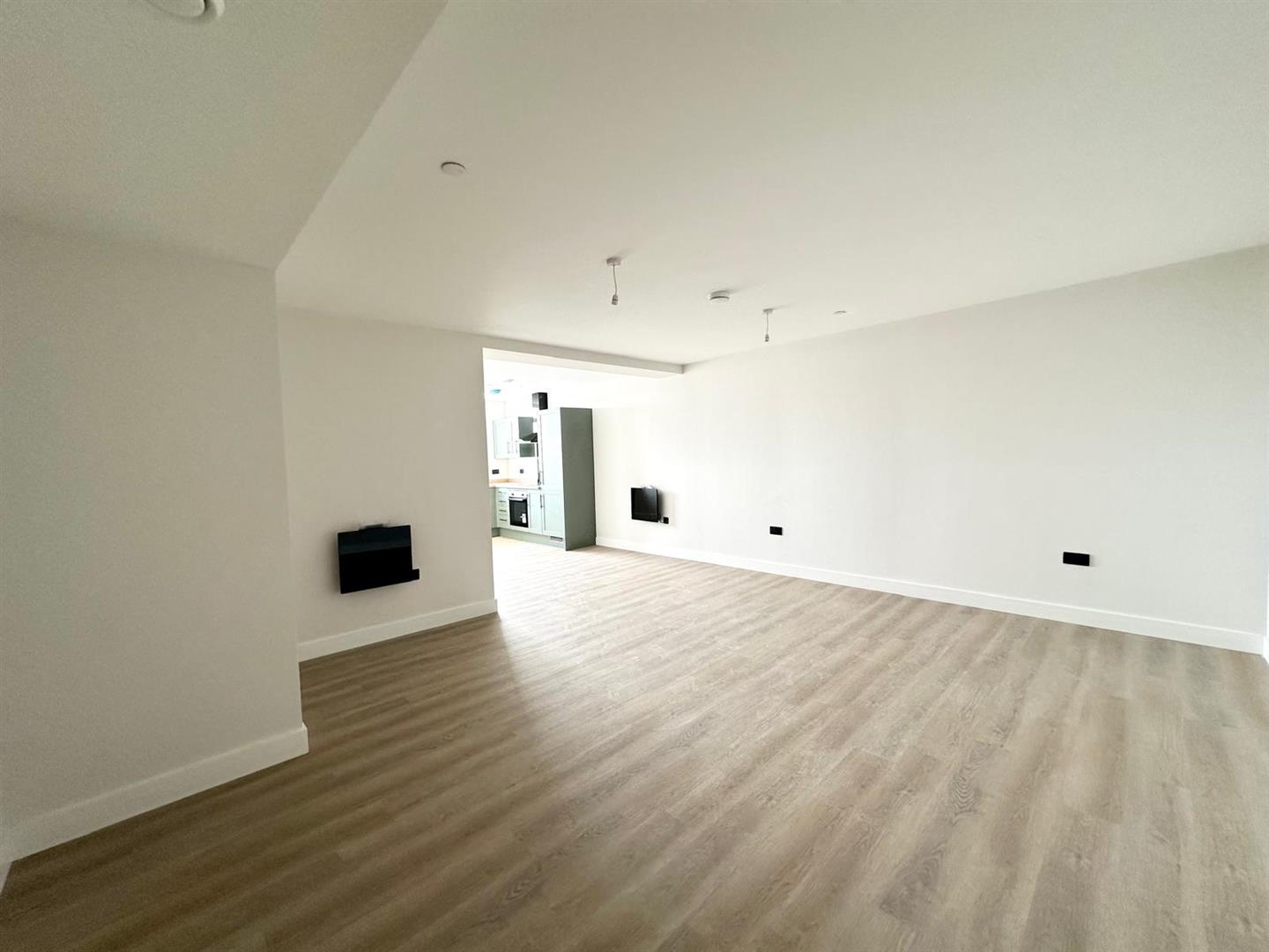 2 bed flat to rent in Sheffield Road, Barnsley 1