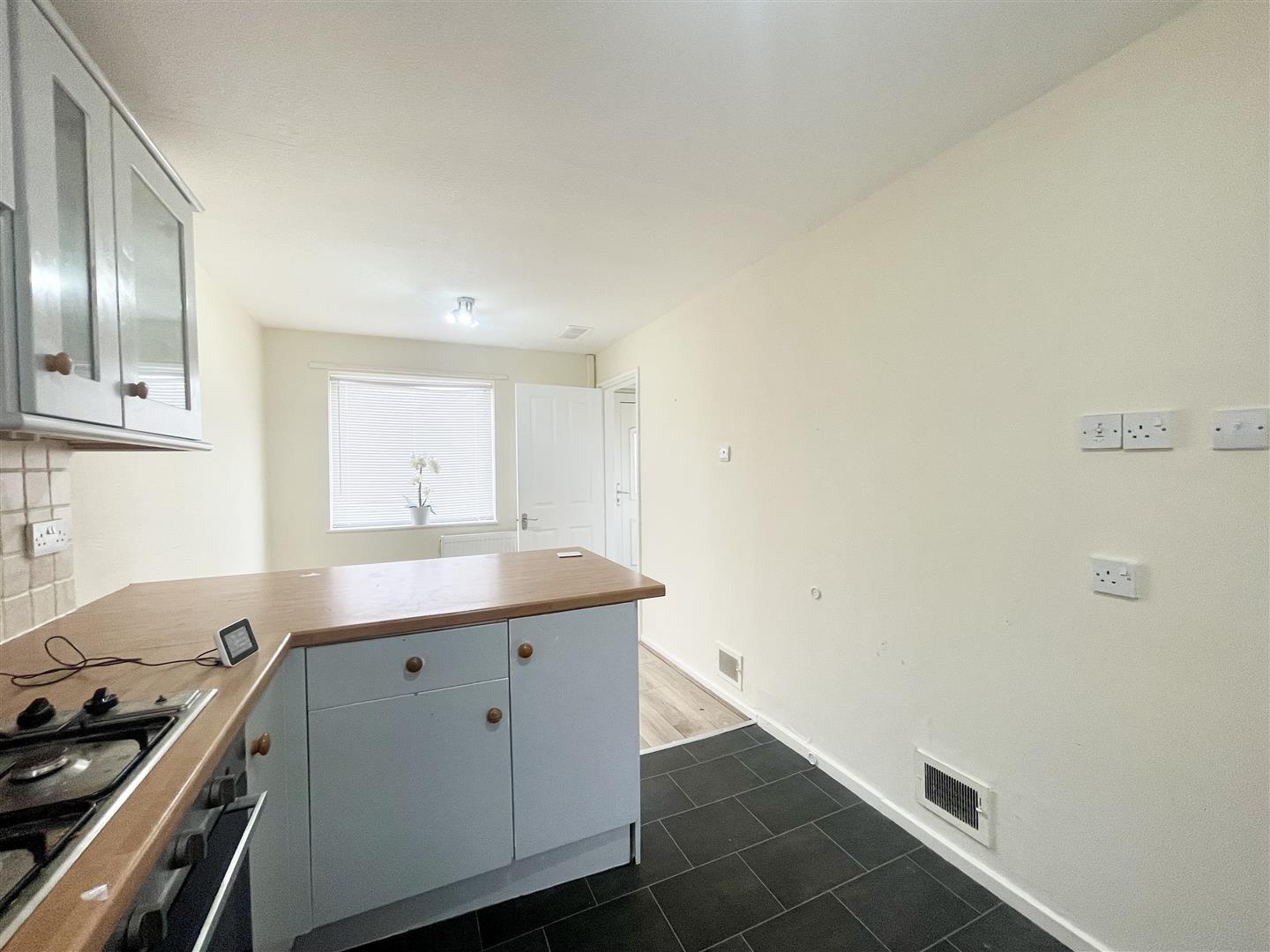 3 bed terraced house for sale in Aylesbury Walk, Burnley 3