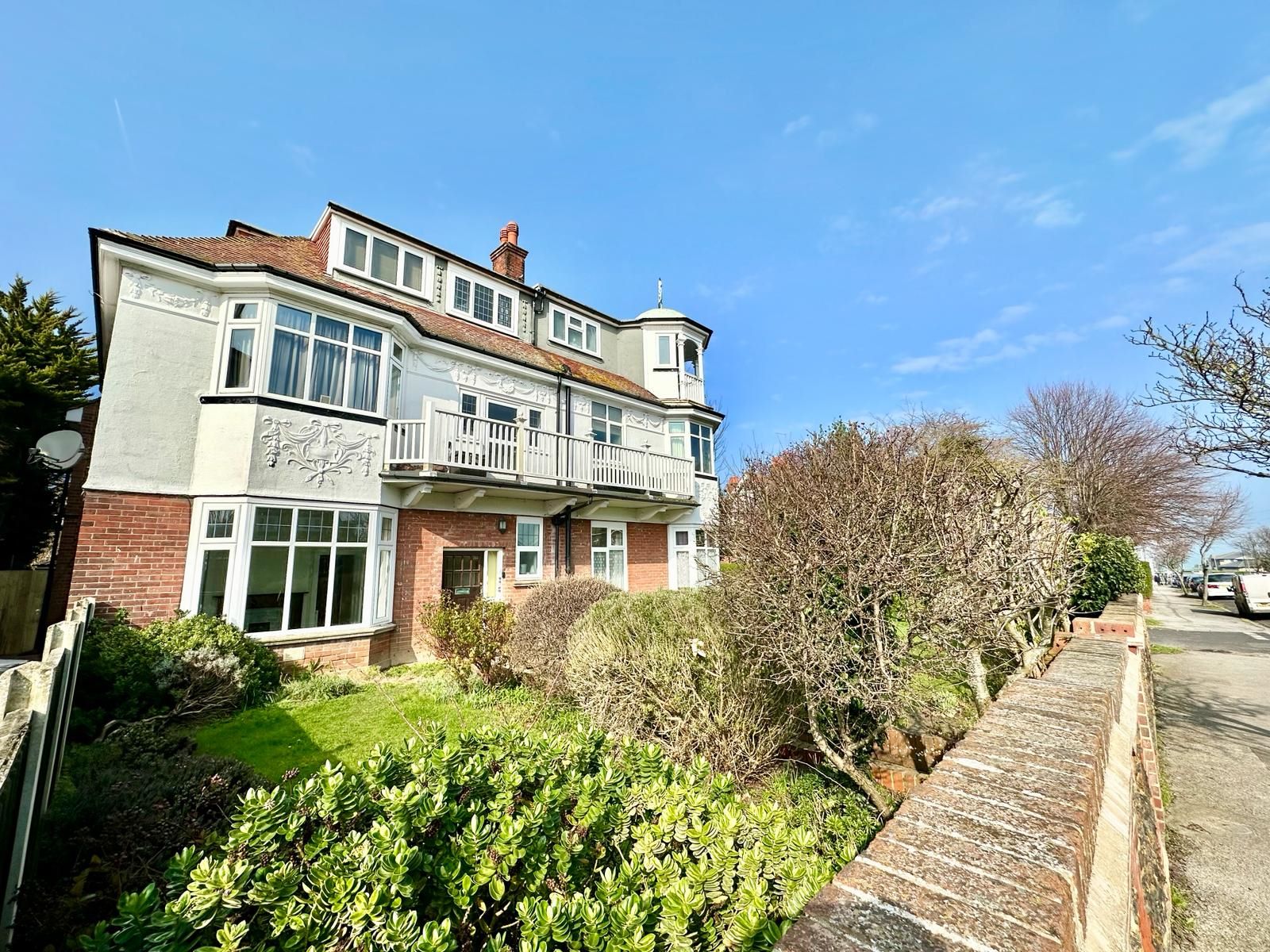 2 bed flat to rent in Devonshire Gardens, Cliftonville  - Property Image 1