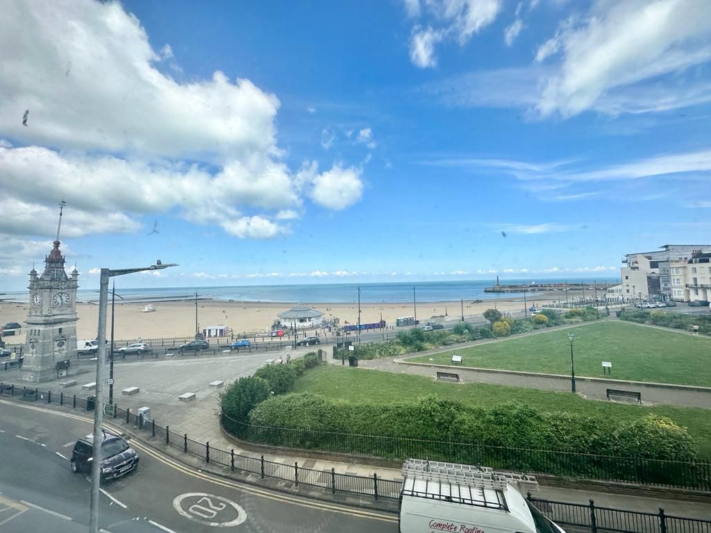 2 bed flat to rent in Marine Gardens, Margate  - Property Image 1