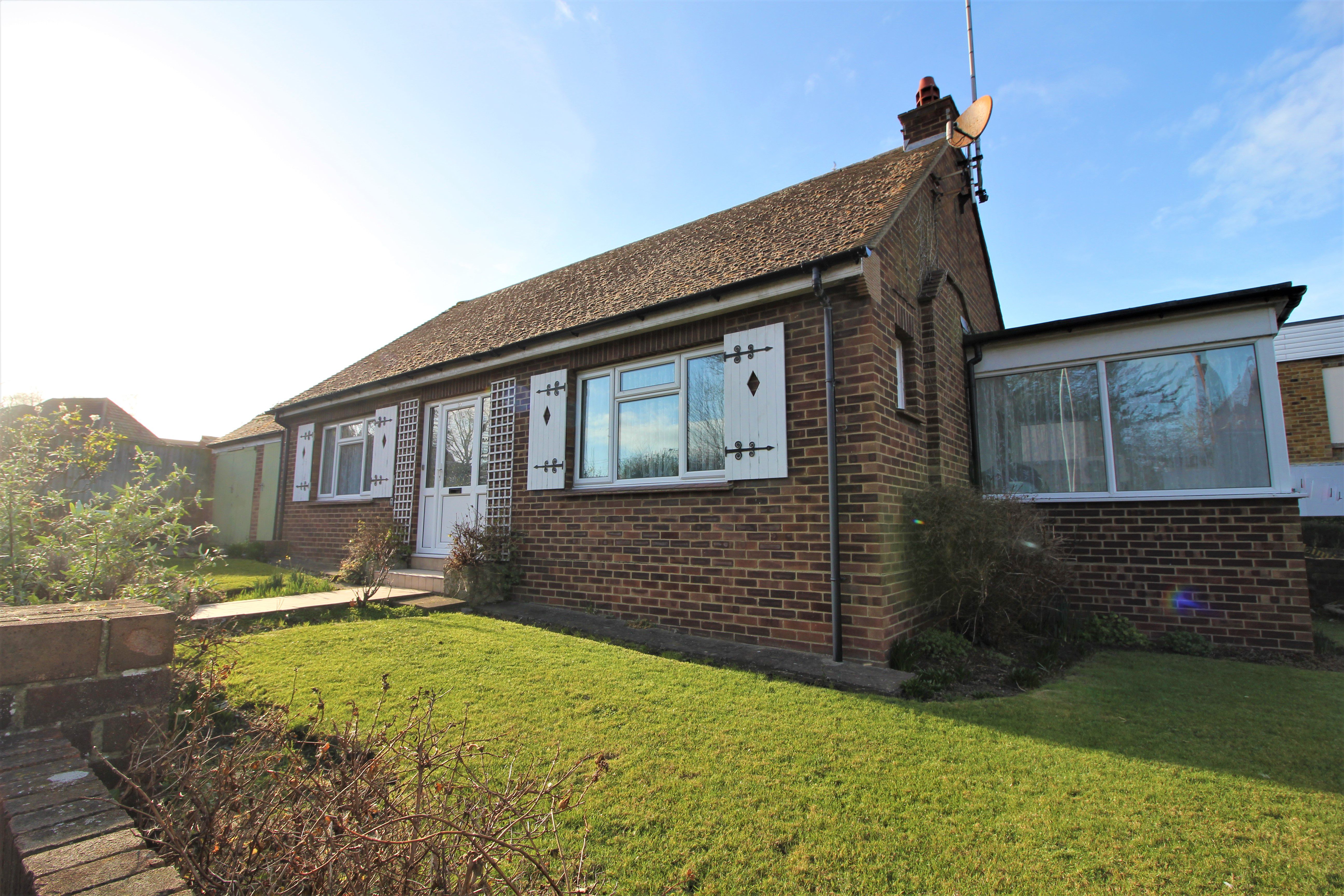2 bed bungalow to rent in Park Crescent Road, Margate - Property Image 1