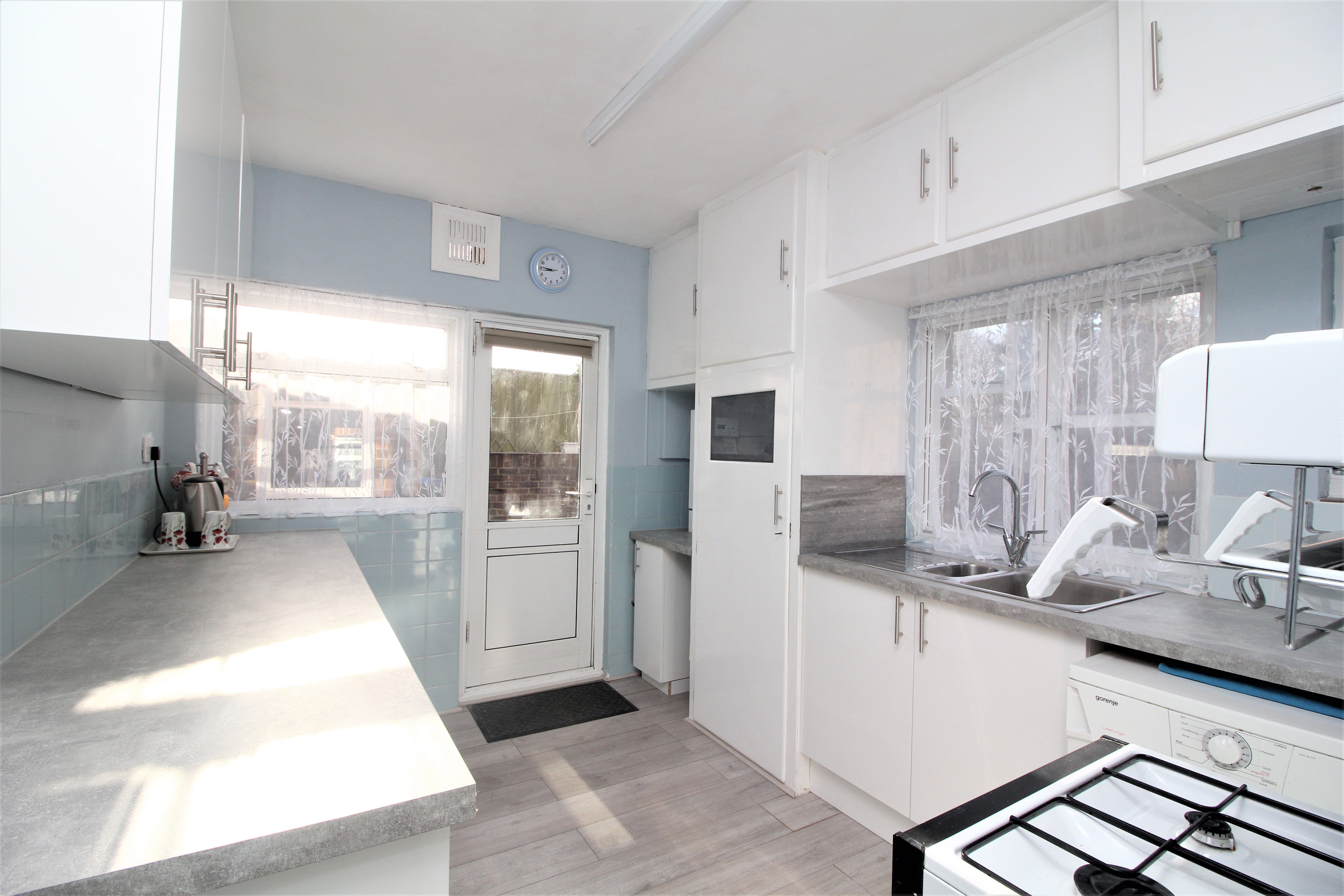 2 bed bungalow to rent in Park Crescent Road, Margate  - Property Image 2