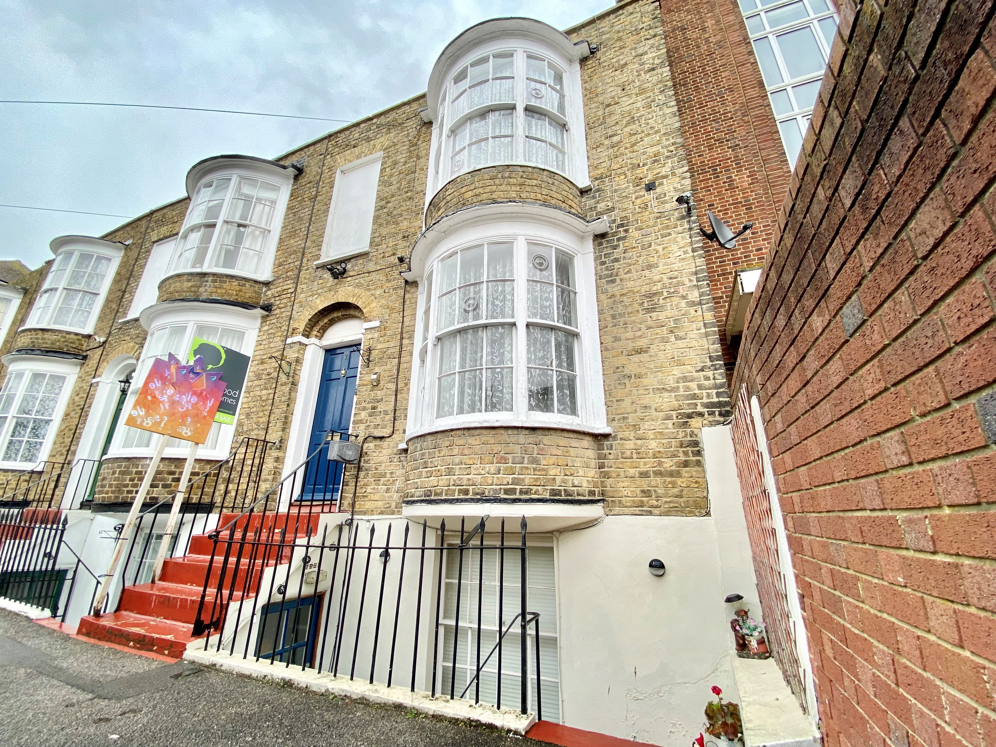 3 bed end of terrace house for sale in Addington Square, Margate - Property Image 1