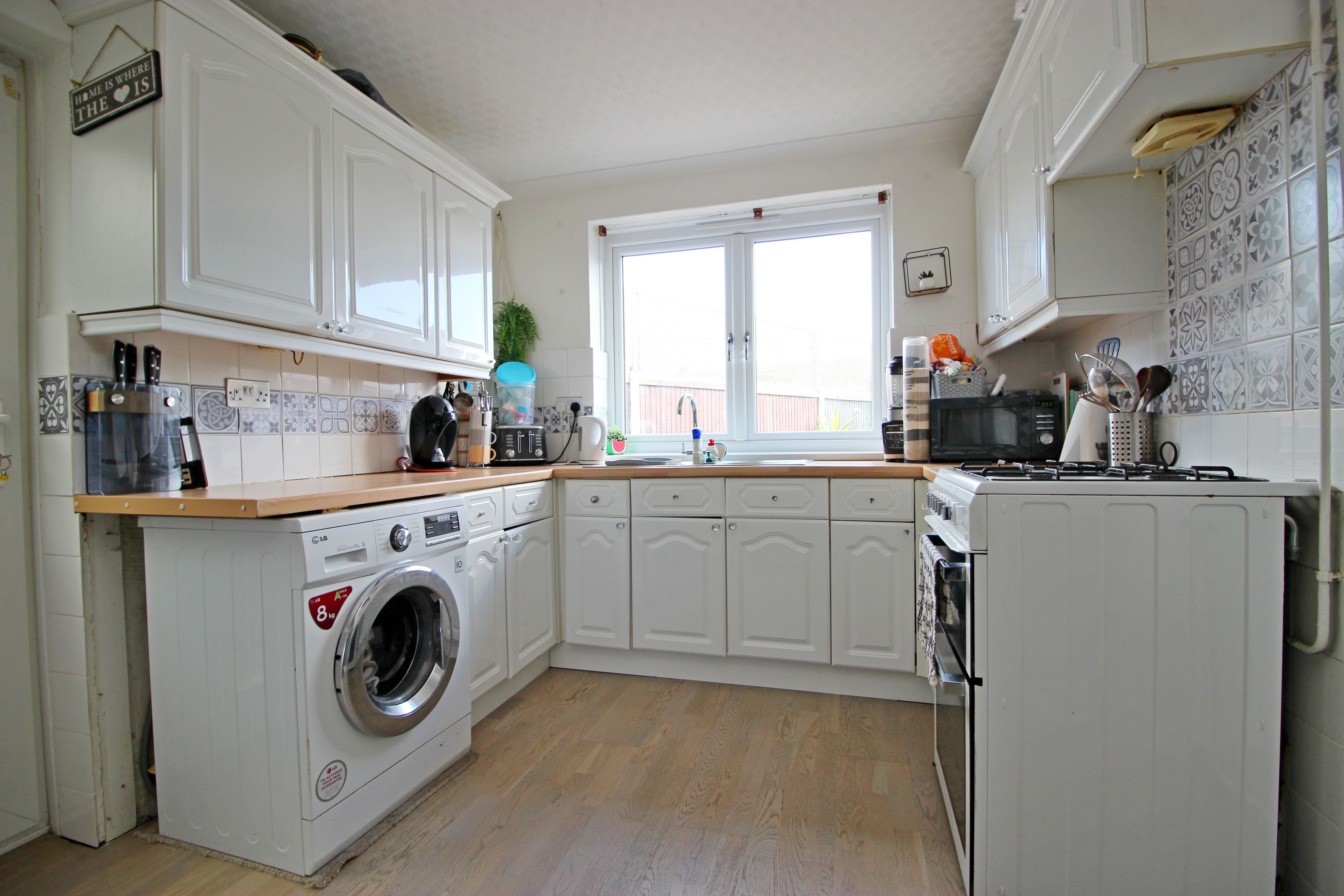 2 bed semi-detached bungalow for sale in Hereson Road, Ramsgate  - Property Image 5
