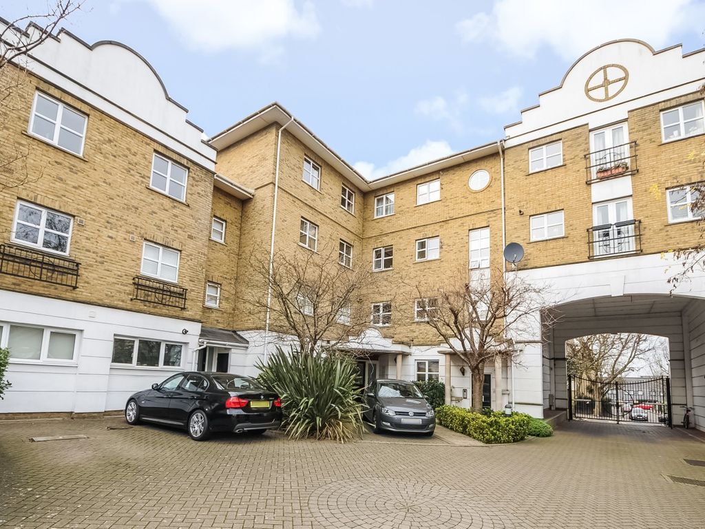 1 bed flat to rent in Chesterton Close, Wandsworth  - Property Image 1