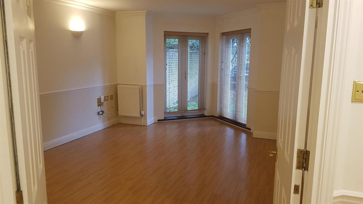 1 bed flat to rent in Chesterton Close, Wandsworth  - Property Image 3