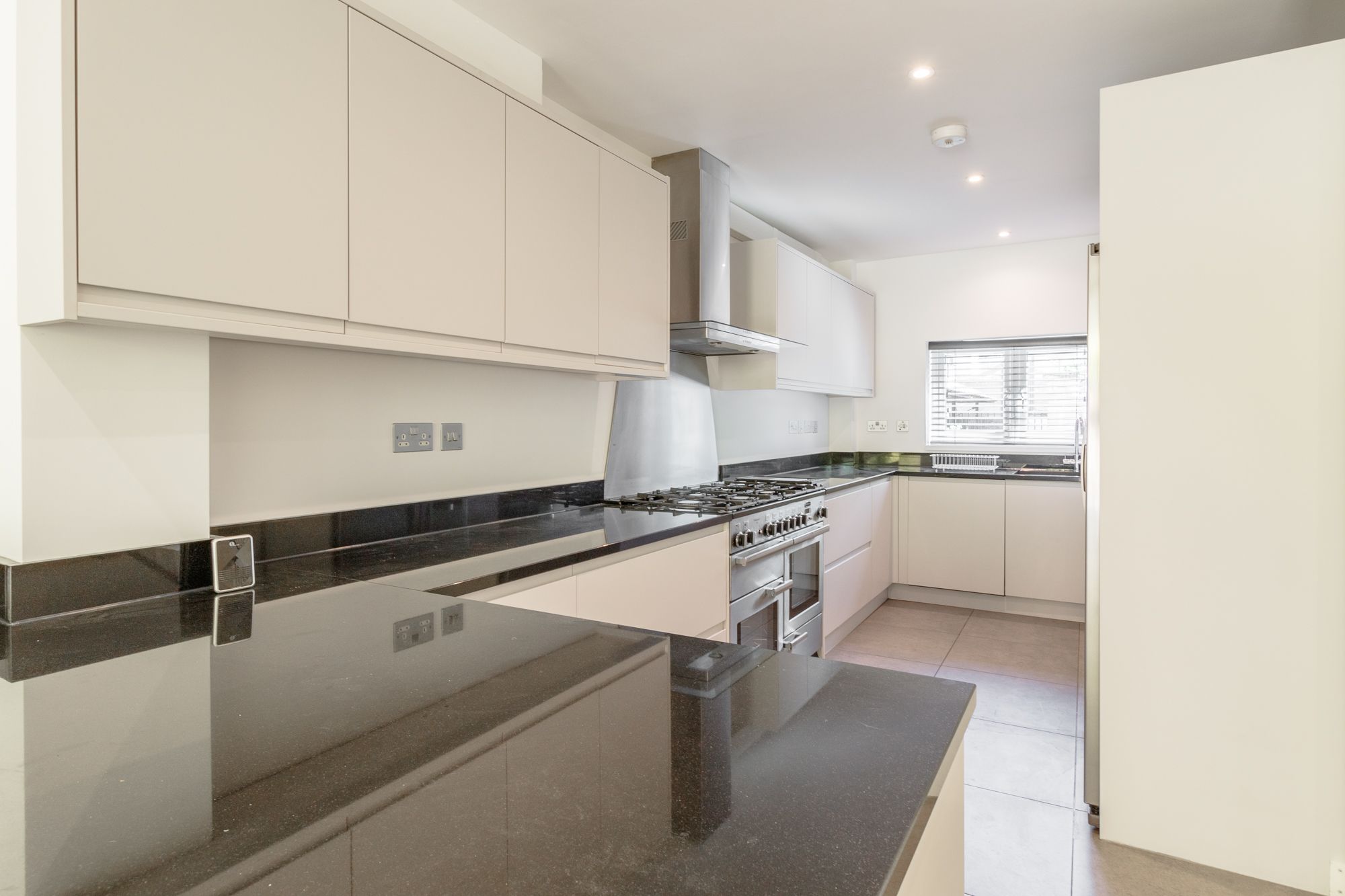 4 bed terraced house to rent in Milton Court, London  - Property Image 6