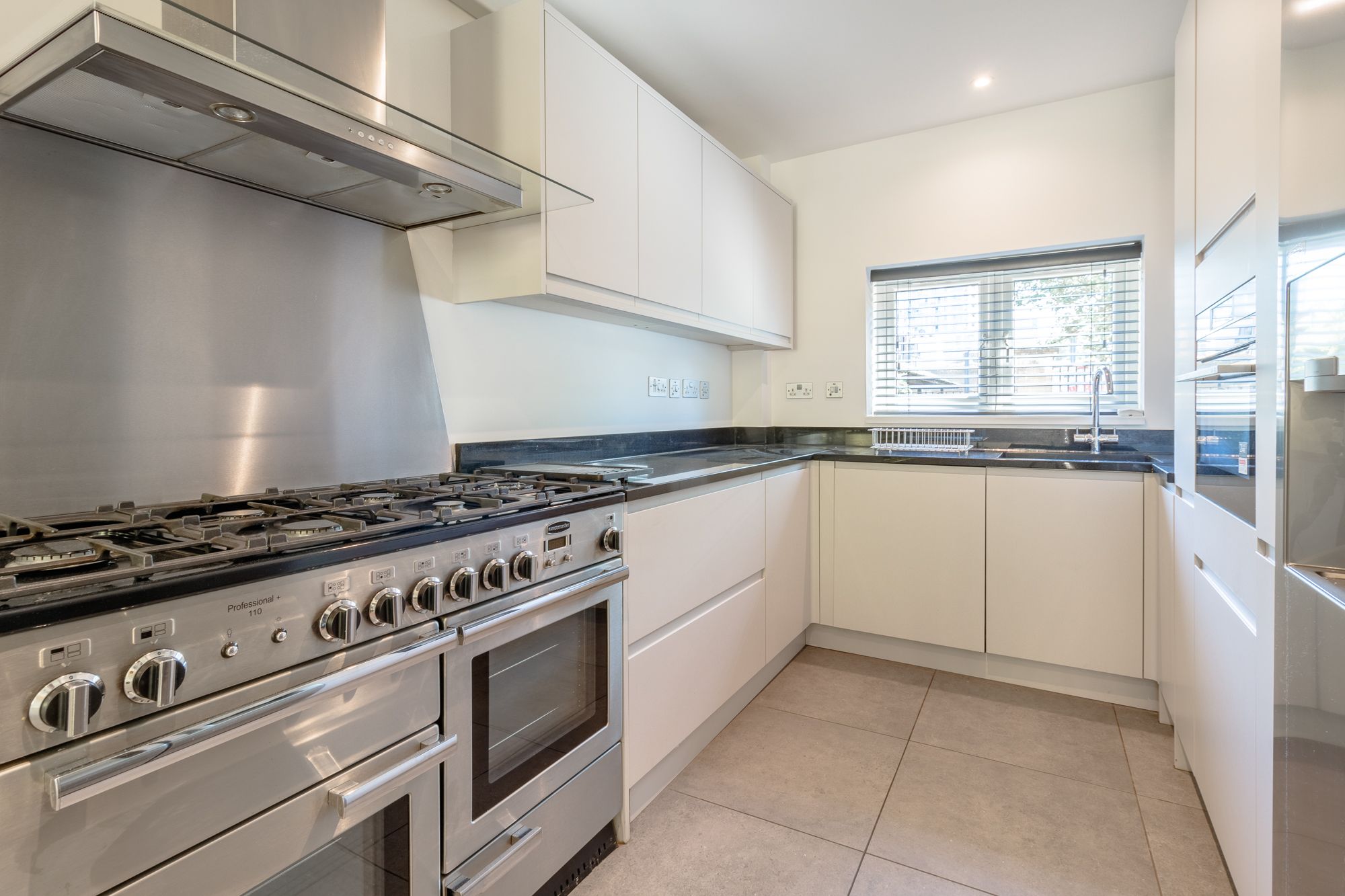 4 bed terraced house to rent in Milton Court, London  - Property Image 5