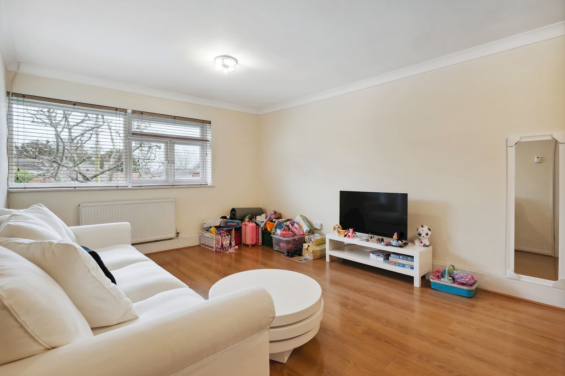 2 bed flat to rent in Stanley Court, Sutton  - Property Image 3