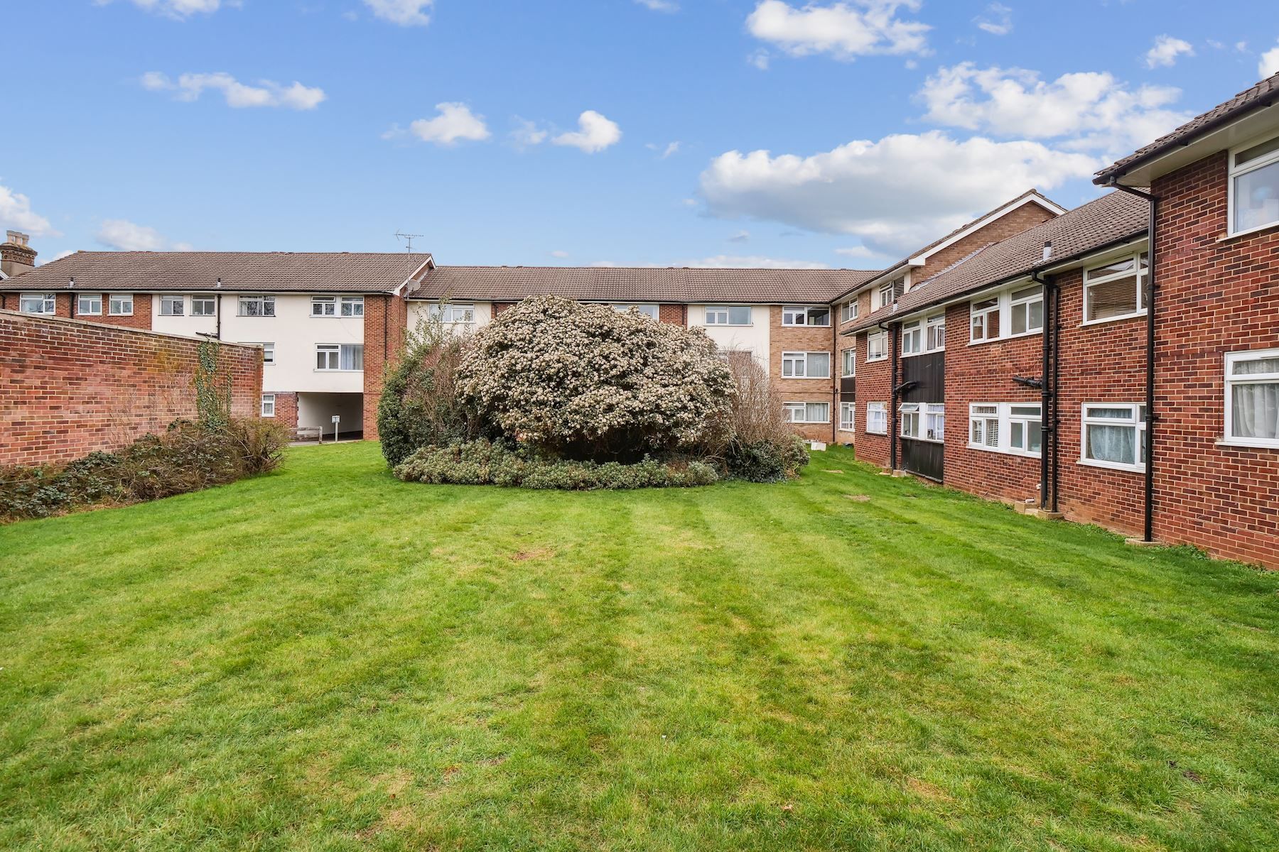 2 bed flat to rent in Stanley Court, Sutton  - Property Image 12