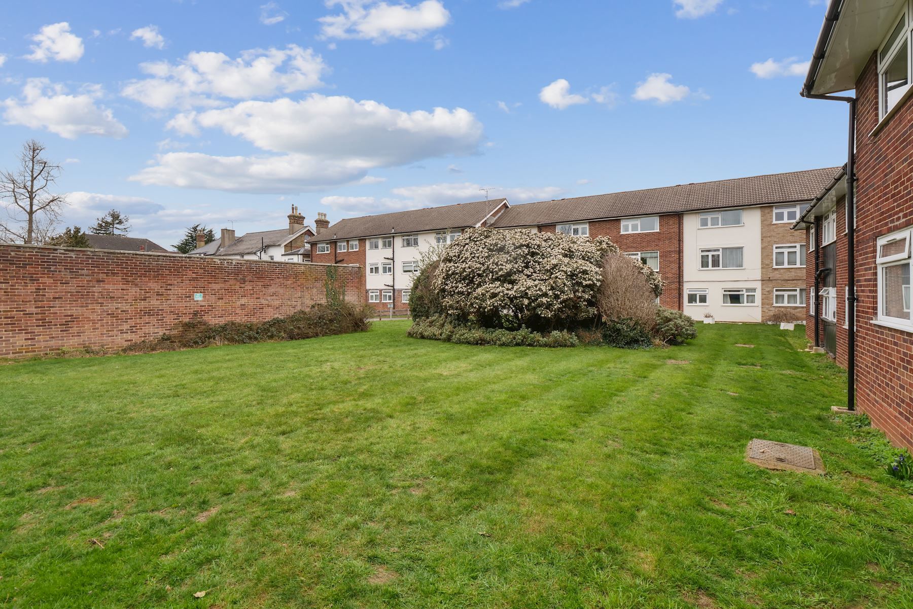 2 bed flat to rent in Stanley Court, Sutton  - Property Image 13