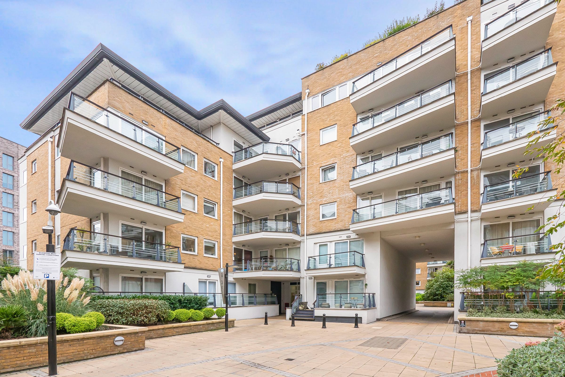 2 bed flat for sale in Smugglers Way, London  - Property Image 1