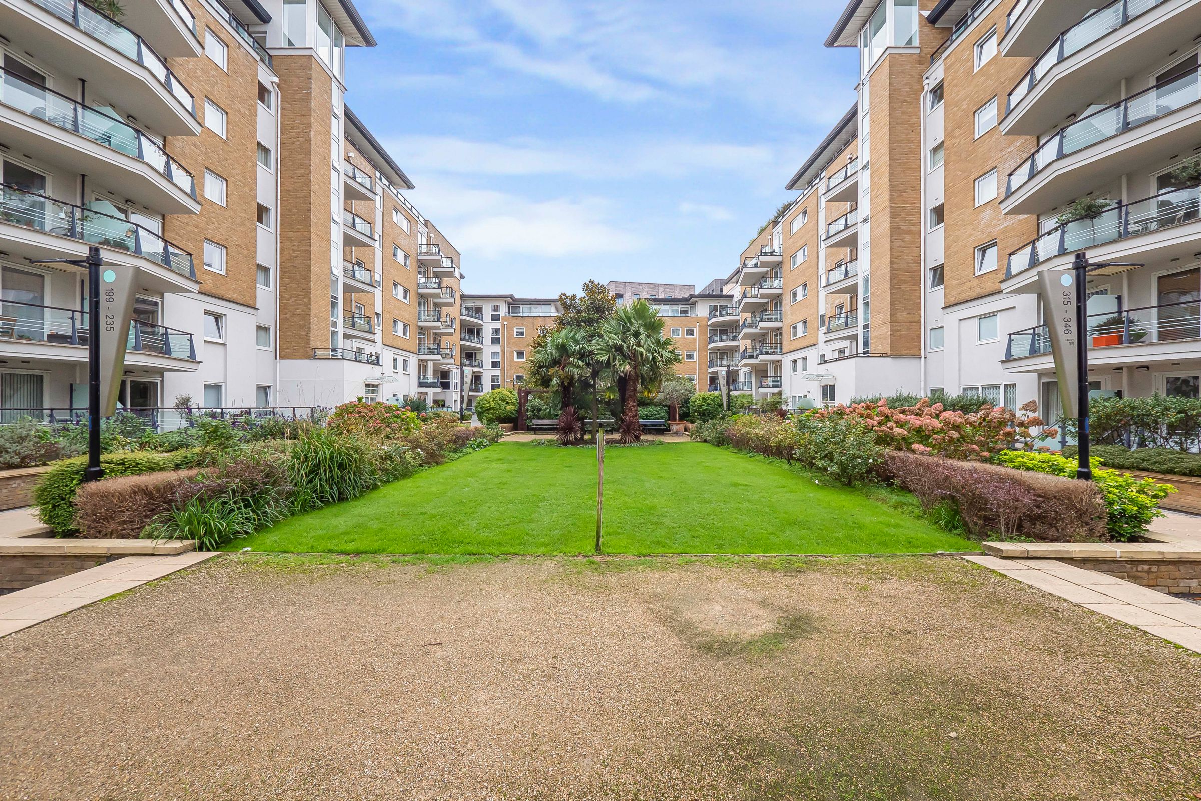 2 bed flat for sale in Smugglers Way, London  - Property Image 19