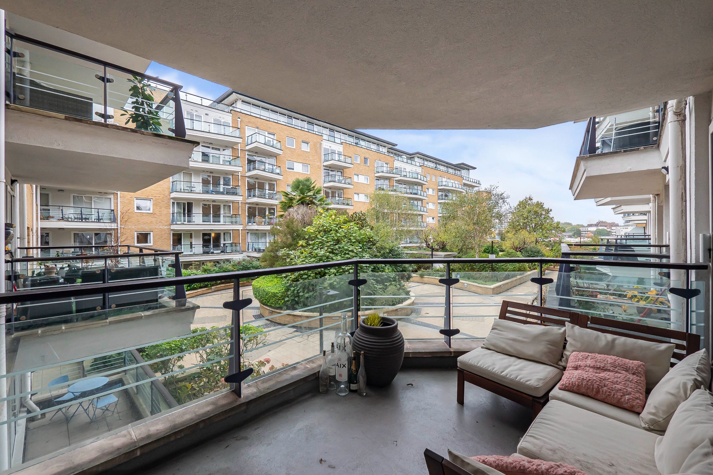 2 bed flat for sale in Smugglers Way, London  - Property Image 12