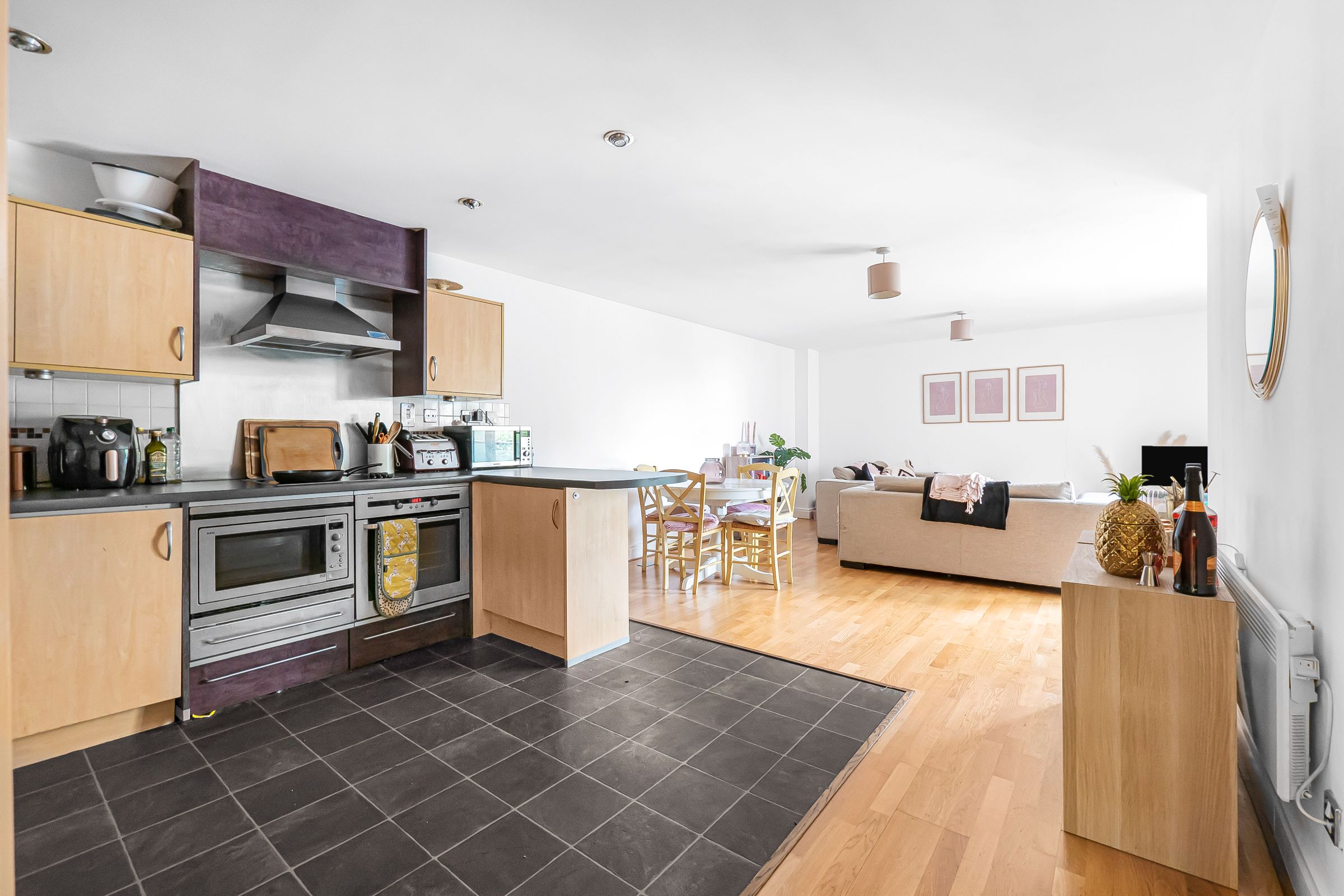 2 bed flat for sale in Smugglers Way, London  - Property Image 2