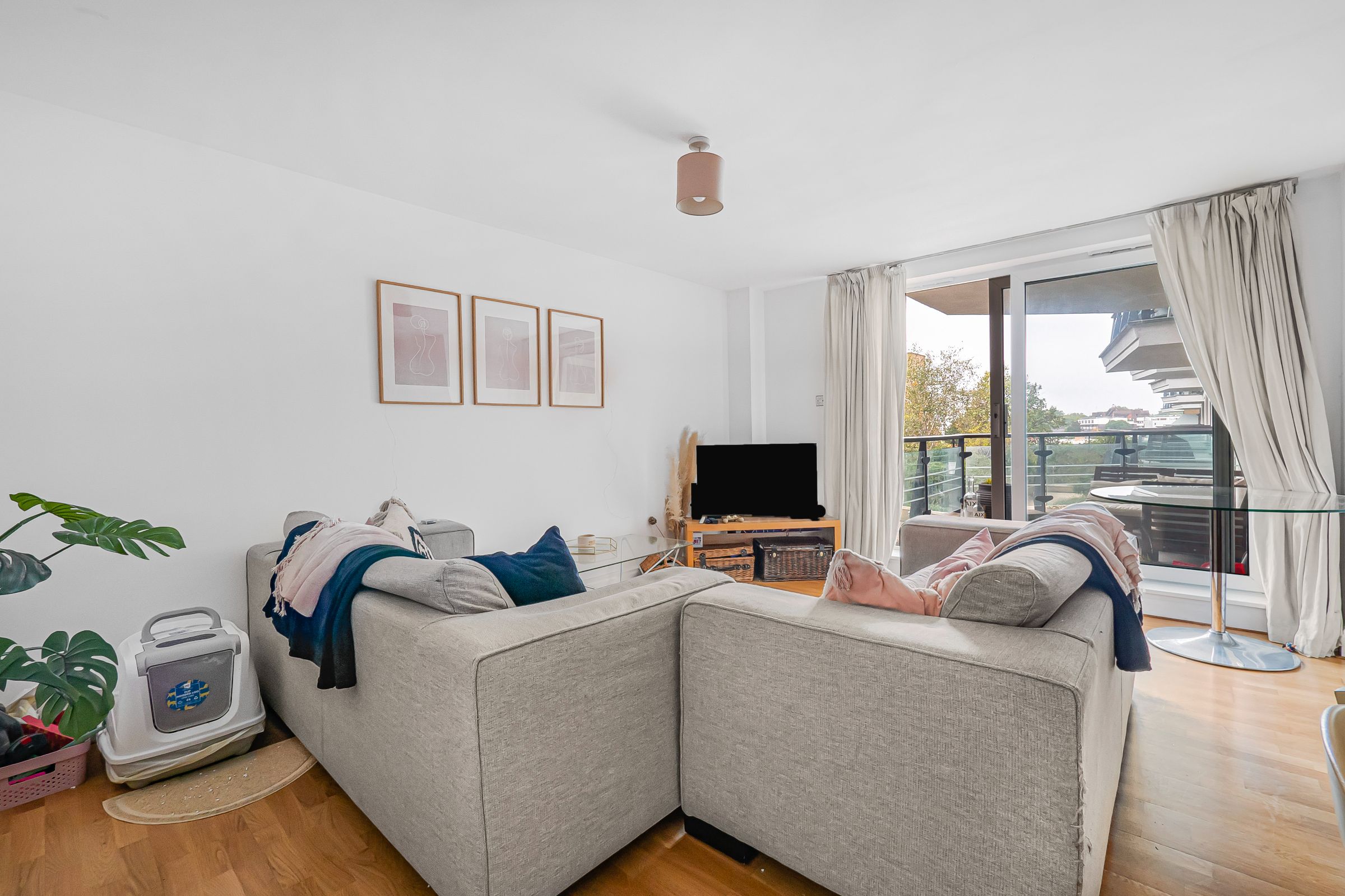 2 bed flat for sale in Smugglers Way, London  - Property Image 9